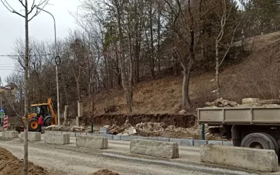 При реконструкции проспекта Ленина в Кисловодске разрушают старинную ограду Пантелеймоновского храма