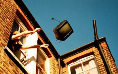 Кисловодчанин выбросил телевизор на… чужую машину