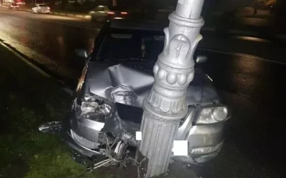 При столкновении иномарки с фонарным столбом в Кисловодске пострадали двое