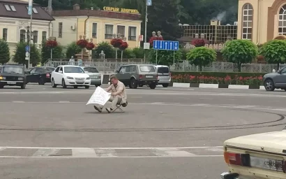 Кисловодск: чего хотел добиться одинокий пикетчик в центре круга на Октябрьской  площади?