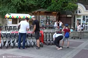"А Васька слушает да ест"? Почему в пешеходном центре Кисловодска продолжают беспрепятственно ездить электросамокаты?