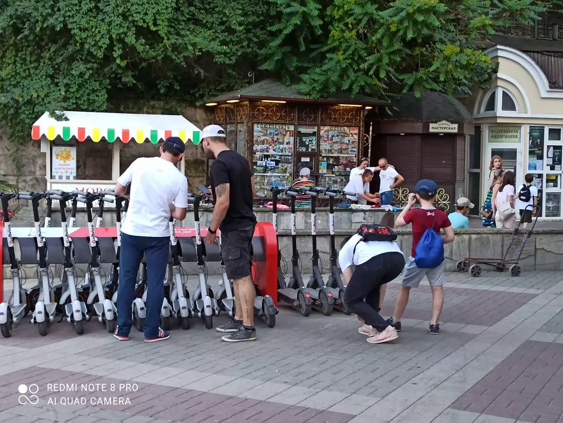 "А Васька слушает да ест"? Почему в пешеходном центре Кисловодска продолжают беспрепятственно ездить электросамокаты?