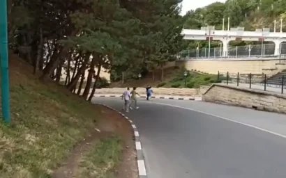 Пешеходы жалуются на неудобство перехода через улицу Вокзальную в Кисловодске