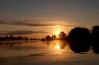 Осенний рассвет на озерной рыбалке
