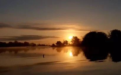 Осенний рассвет на озерной рыбалке