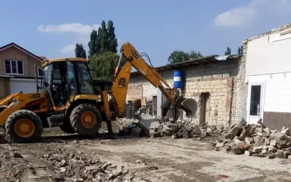 Владелец незаконной станции техобслуживания предпочел снести ее самостоятельно