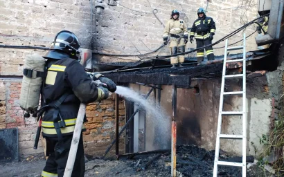 В Ставрополе остановили пожар, угрожавший Дому офицеров