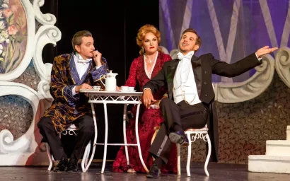 Разве можно представить спектакль без декораций?