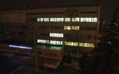 Здание ПМФИ подсветили буквой Z в поддержку российской армии