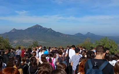 Первая высота взята! Первокурсники ПМФИ отметили юбилей Alma Mater массовым восхождением на Машук