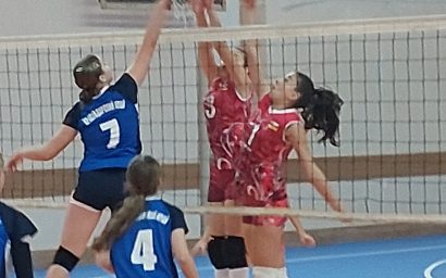 Хозяйки площадки — в полуфинале