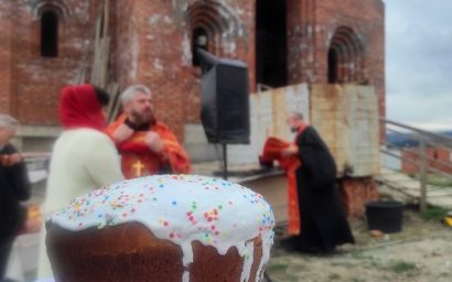 Светлый понедельник: в строящемся храме святой Нины в Кисловодке прошел пасхальный молебен