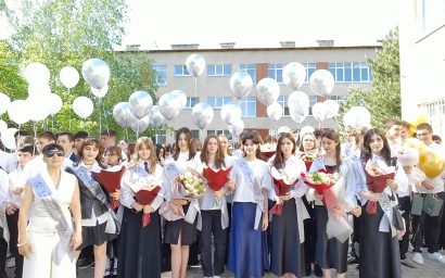 Звонким смехом раздаётся трель последнего звонка…