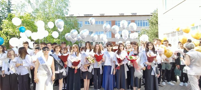 Звонким смехом раздаётся трель последнего звонка...