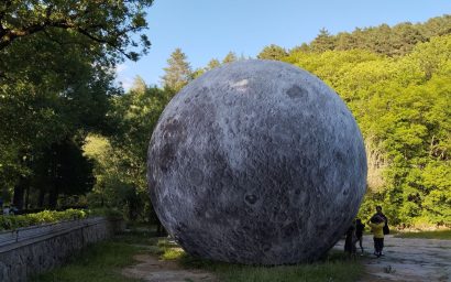 Луна снова приземлилась в кисловодском парке