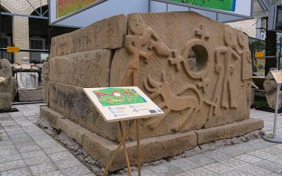 Динозавр, уколы и крестное знамение. Что скрывают барельефы мавзолея аланского правителя