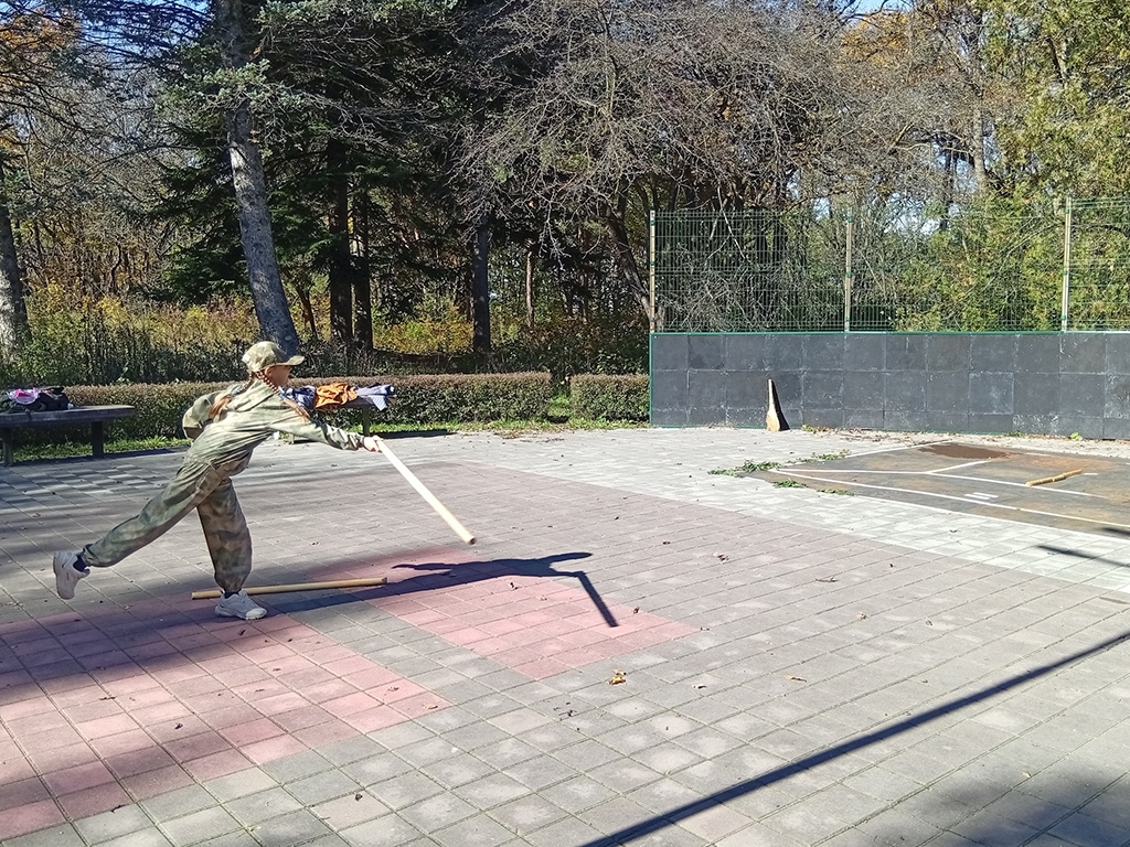 Ветераны и юнармейцы Кисловодска осваивают игру в городки