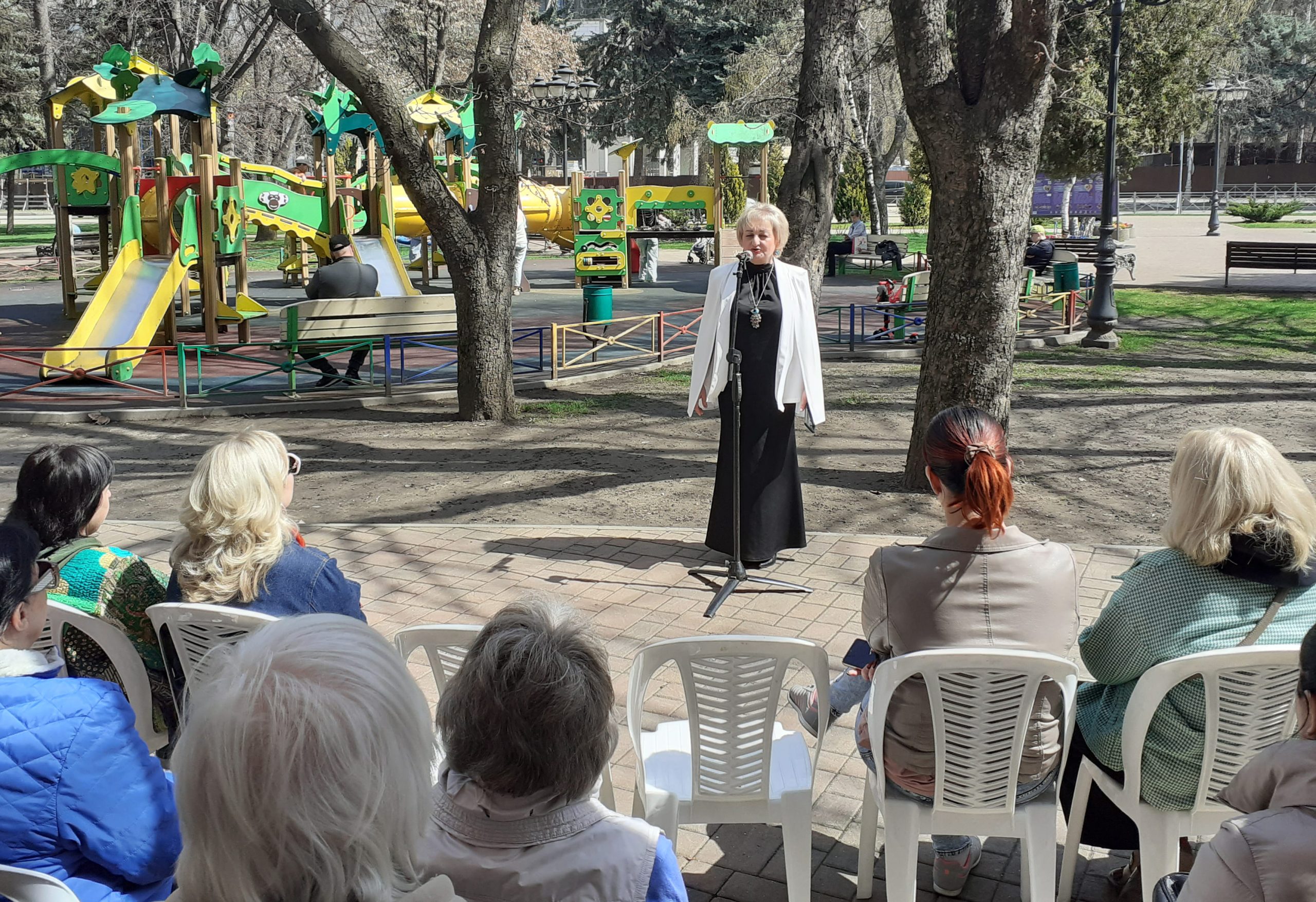 Навстречу читателям: библиотеки - в парках и на парклетах