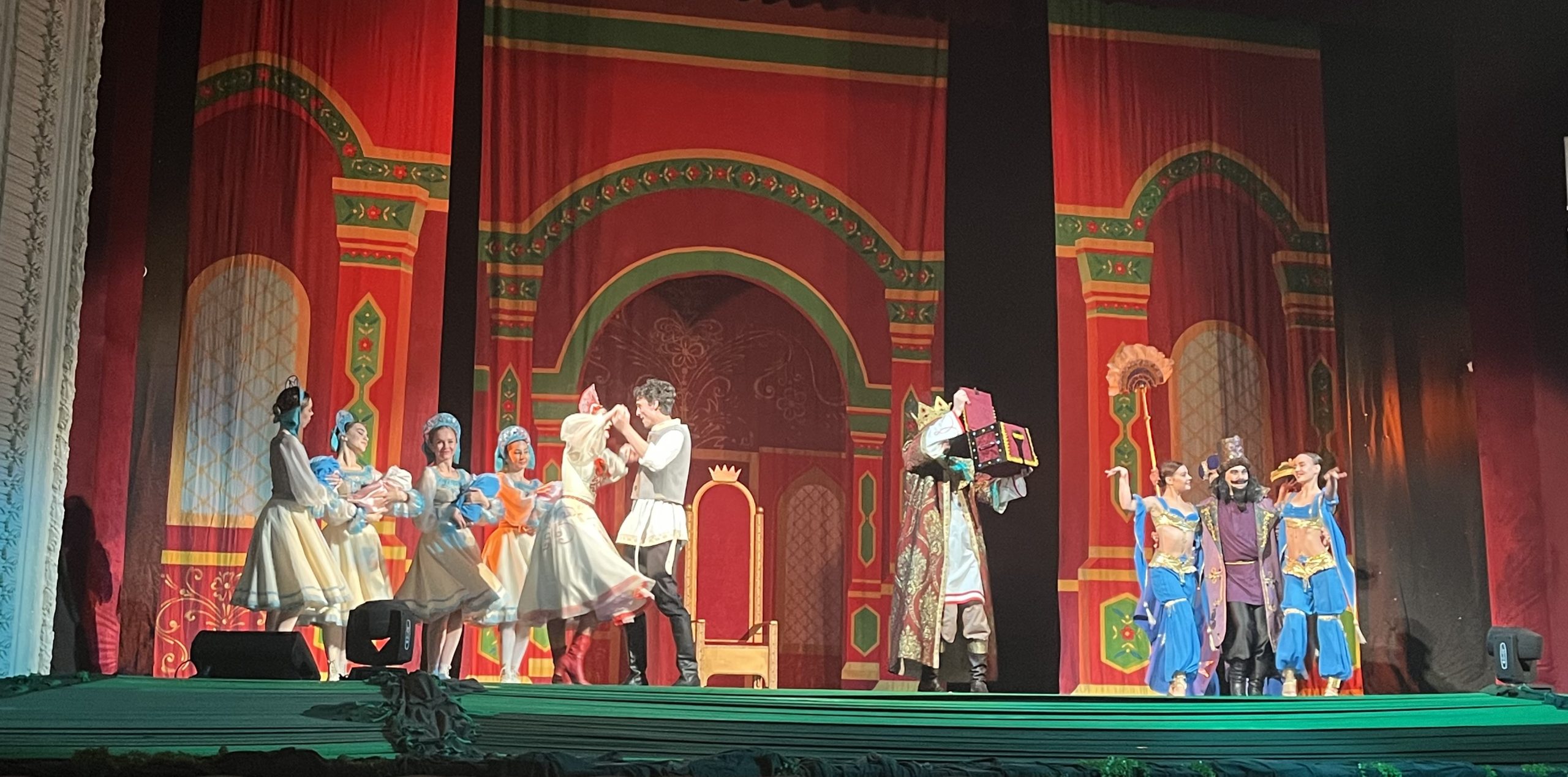 Незабываемый полет в мир волшебства: "Летучий корабль" "приземлился" в пятигорском театре оперетты