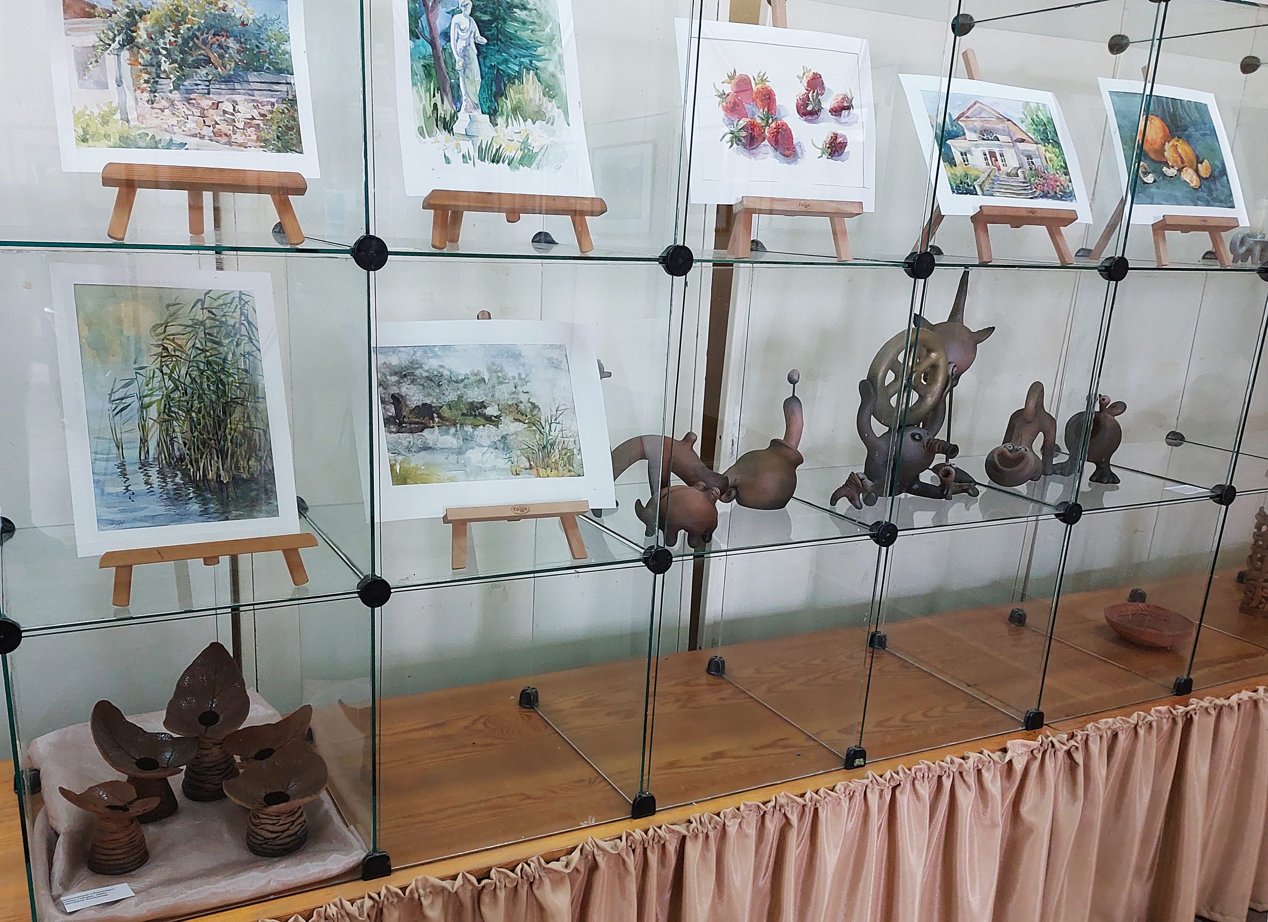 От акварелей до керамических скульптур: в Выставочном зале Кисловодска новая экспозиция
