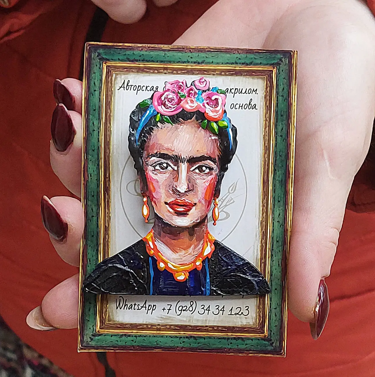 Портрет собачки уедет в Москву, а брошь с образом Винсента ван Гога – в Иркутск: история художницы из Кисловодска