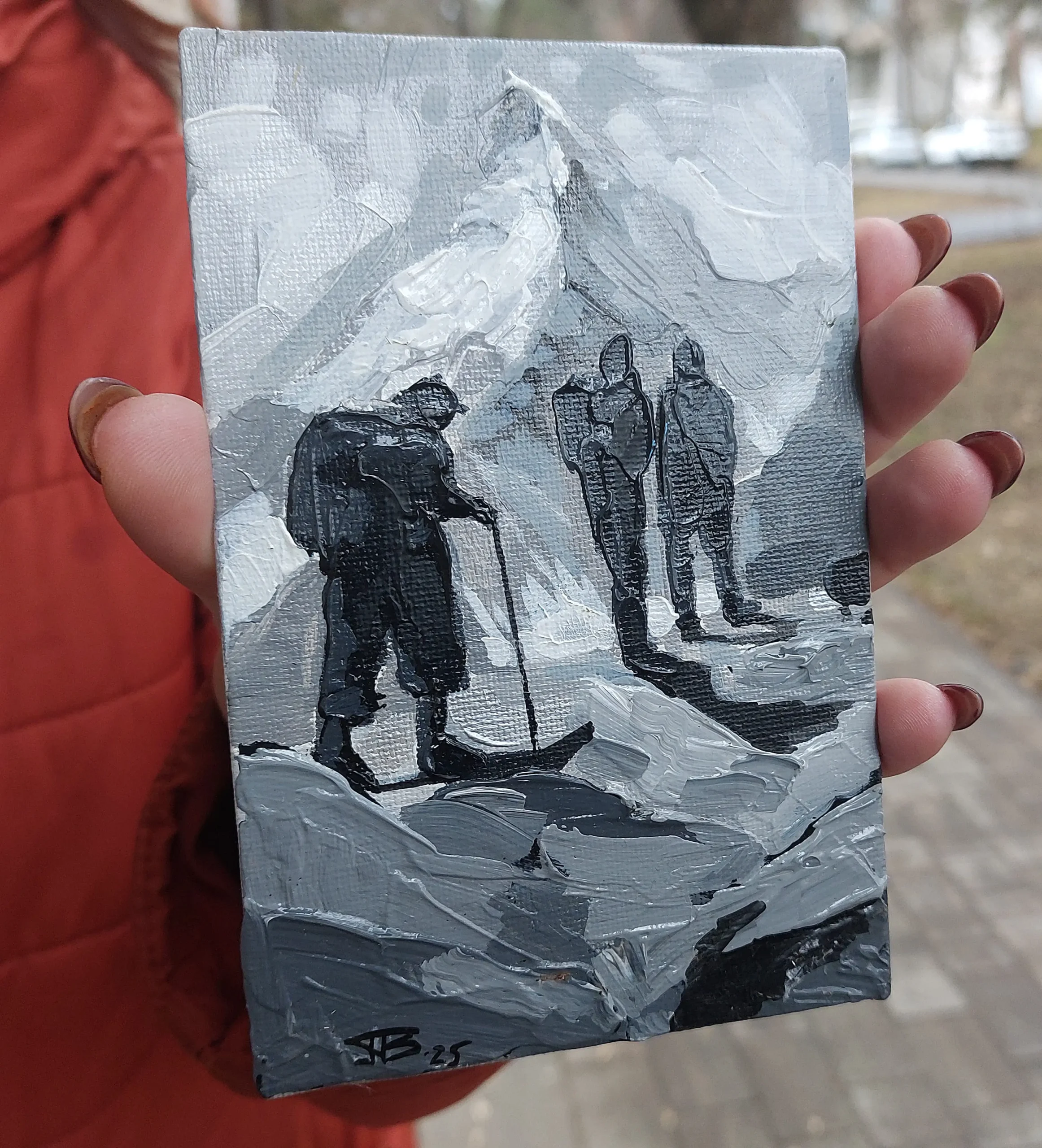 Портрет собачки уедет в Москву, а брошь с образом Винсента ван Гога – в Иркутск: история художницы из Кисловодска