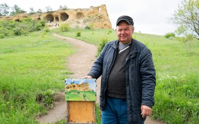 Убирает улицы и рисует исчезающий Кисловодск: как дворник стал хранителем истории курорта